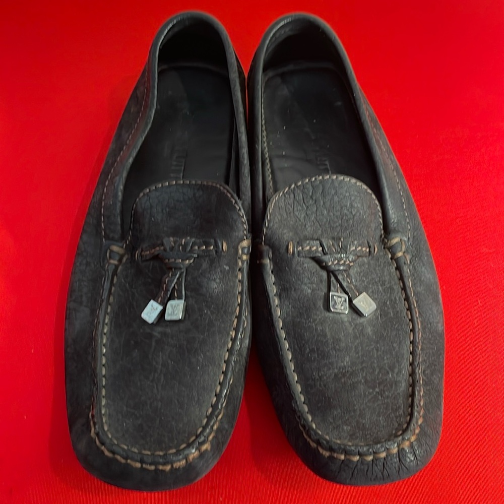 LOUIS VUITTON MENS’ TASSLE BLACK PEBBLED SUEDE DRIVING SHOE (8)